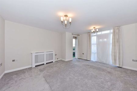 A beautifully presented ground floor, three bedroom / three bathroom apartment within walking distance of town centre. - Photo 2