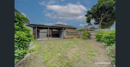 FANTASTIC FIND IN CONVENIENT LOCATION - Photo 3