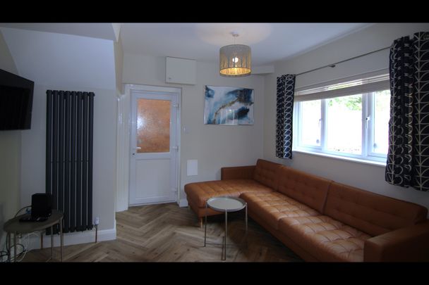 5 Bed Detached House, Rolleston Drive, NG7 - Photo 1