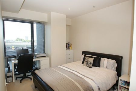 LARGE ONE BEDROOM WITH HUGE ENTERTAINERS BALCONY - Photo 3