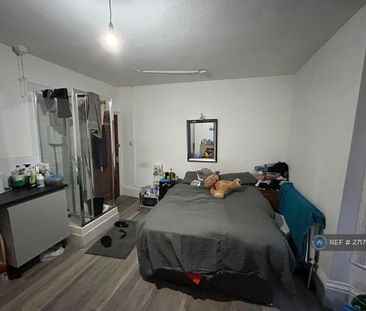 1 bedroom in a house share to rent - Photo 2