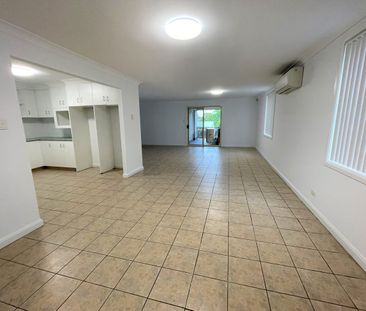 LARGE 3 BEDROOM HOUSE - Photo 3