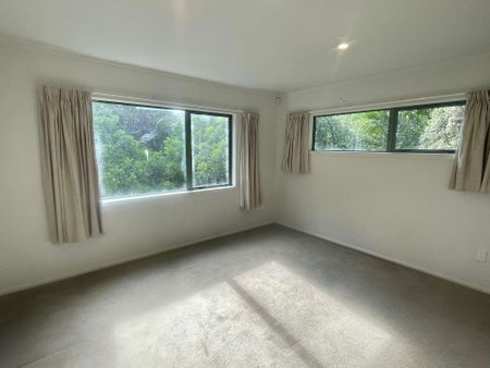 Beautiful modern house in Titirangi - Double garage and off street parking - 1 week RENT FREE. - Photo 3