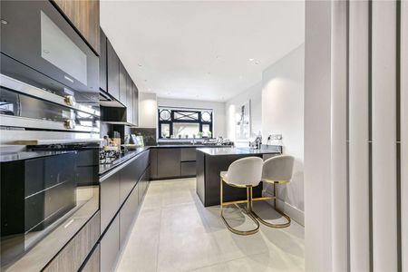 A newly refurbished luxury apartment set within an impressive mansion block. - Photo 3