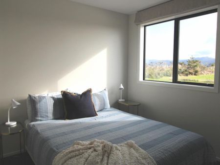 BRAND SPANKING NEW! - Photo 4