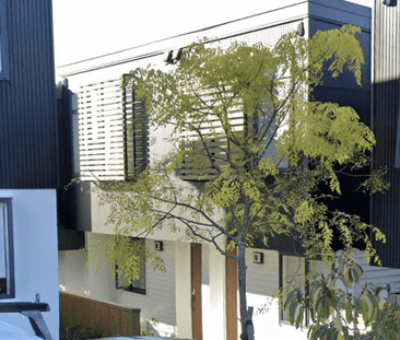 Modern and Sunny 3-Bedroom Home in Beach Haven! - Photo 1