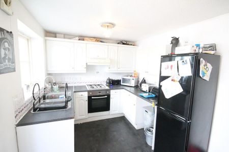 3 bedroom semi-detached house to rent - Photo 5