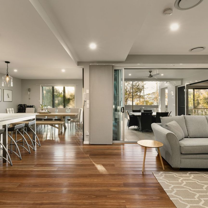 Family Home in Hawthorne's Exclusive Riverfront Avenues - Photo 1