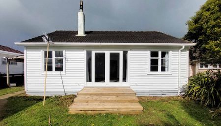 Freshly renovated 3 bedroom home - Photo 5