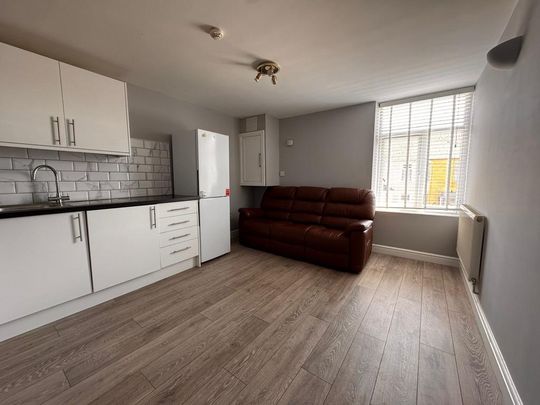 3 bedroom flat to rent - Photo 1