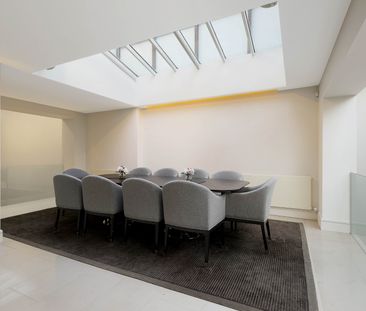 Elegantly renovated six-bedroom townhouse in the heart of Belgravia - Photo 5