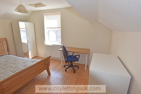 3 Bedroom End Terraced House - Photo 2