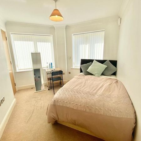 1 bedroom in a flat share to rent - Photo 3