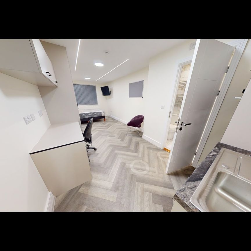 Room in a Shared House, Teignmouth Road, B29 - Photo 1