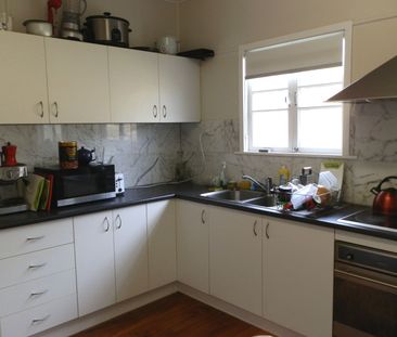 Post war home in excellent location - Photo 4