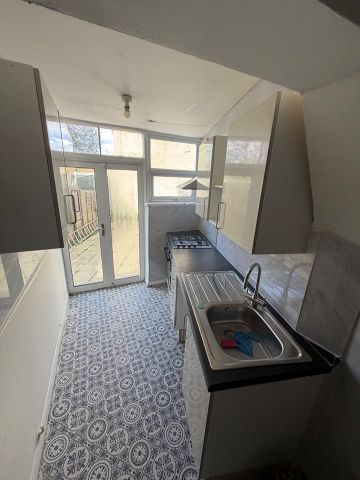 3 Bed Detached House, Queen Elizabeth Road, E17 - Photo 4