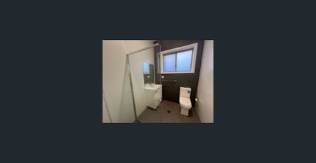 5 Bedroom "Mansion" ! - Photo 2