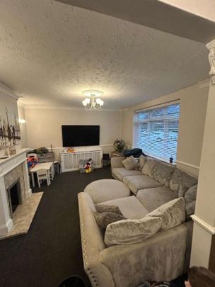 Dagnam Park Drive, Harold Hill, RM3 - Photo 1