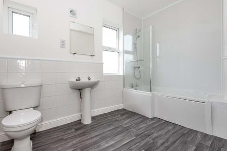 3 bedroom flat to rent - Photo 3