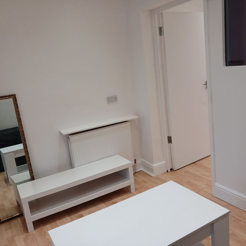 1 Bed Flat, St. Johns Road, NW11 - Photo 1
