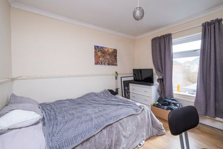 Large 6 Bed student house Stewart Road - Photo 2