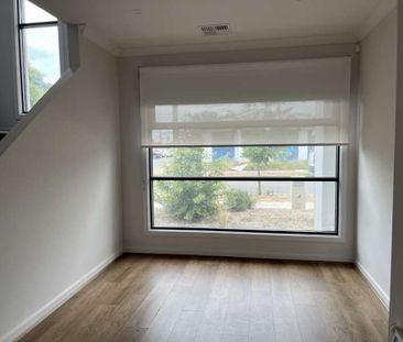 Modern Three Bedroom Home - Close to Train Station - Photo 3