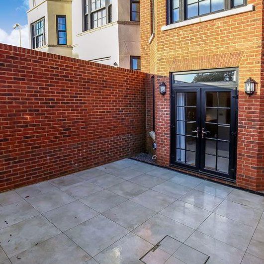 4 bedroom terraced house to rent - Photo 1
