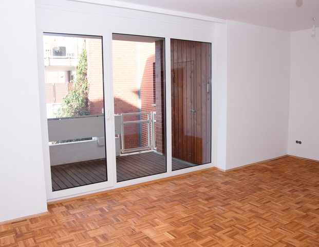 - Wohnung mit Parkett und Balkon zum grünen Innenhof - Photo 1