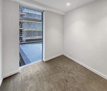 Stylish Inner-City Apartment with Balcony & Car Park - Photo 5