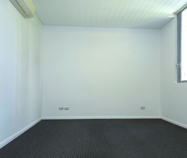 ONE BEDROOM APARTMENT WITH PARKVIEWS ! - Photo 2