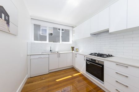 Spacious One-Bedroom Apartment in Prime Armadale Location - Photo 2