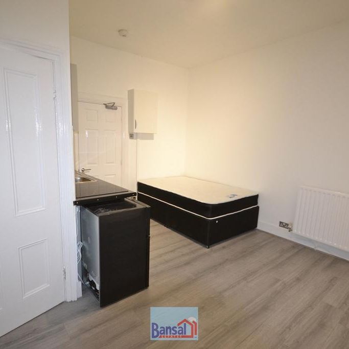 Studio to rent - Photo 1