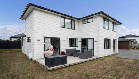 NEAR NEW LARGE FIVE BEDROOM - Photo 4