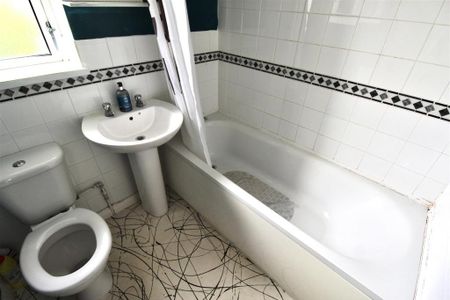 2 bedroom end of terrace house to rent - Photo 5