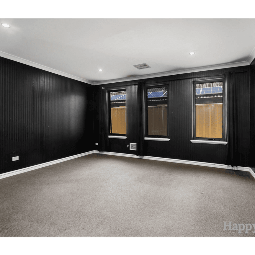 Spacious Family Home Opposite Park & Walk to Shops - Photo 1