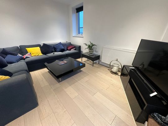 3 Bed Penthouse, Burnell Building, NW2 - Photo 1