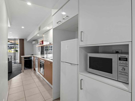 Apartment in the Heart of the City with Pool and Gym! - Photo 1