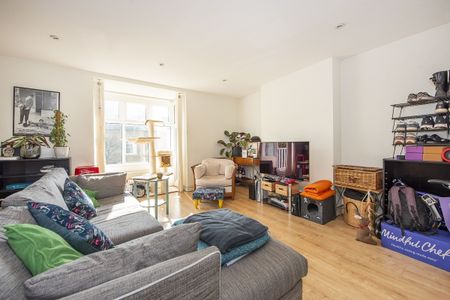 3 bedroom flat to rent - Photo 2