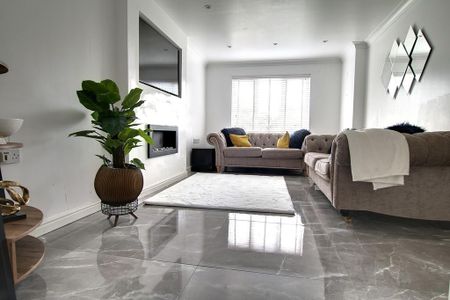 4 bedroom chalet to rent - Photo 2