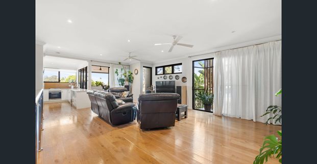 Luxurious Townhouse Living – Prime Sandgate Location - Photo 1