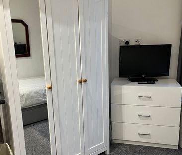 Studio Flat, London, SW5 - Photo 4