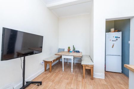 3 bedroom flat to rent - Photo 2