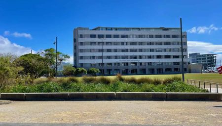 Fully Furnished 2 bedroom apartment in iconic waterfront Oriental Bay building - Photo 4