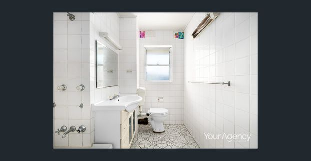 Top floor unit located right in the heart of the inner city. - Photo 1