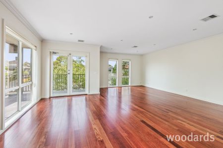 STUNNING RENOVATED TOWNHOUSE - IDEAL LOCATION - Photo 2