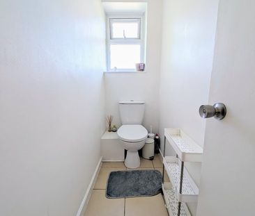 Room in a Shared Flat, West House Close, SW19 - Photo 1