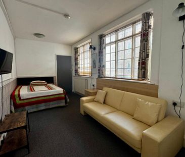 Studio to rent - Photo 2