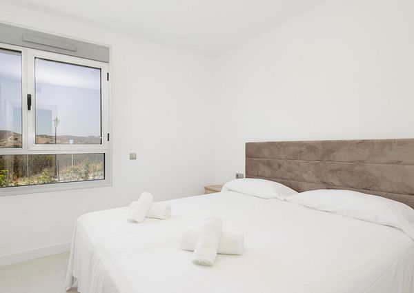 Apartment located in the Harmony Urbanization, in Cala de Mijas. The apartment is distributed on one floor, the house consisting of three bedrooms, 2 bathrooms, living room, dining room, kitchen, terrace and solarium and on a second floor the solarium.