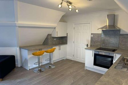 Bedroom Top Floor Flat In Winton, BH3 - Photo 3