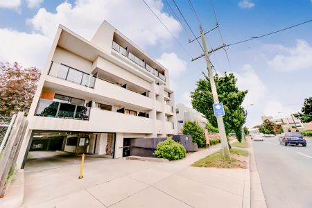 Large 1 Bedroom - Photo 5